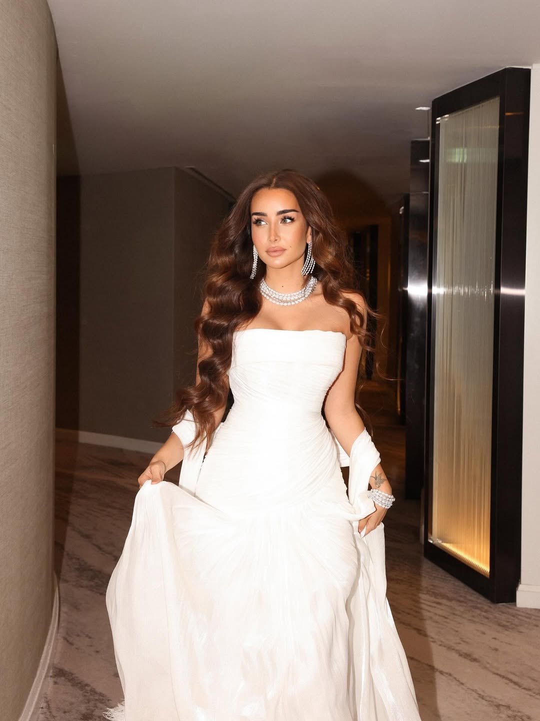 هنا الزاهد بفستان سترابلس بالحواف المثنية مع قصة الدرابيه بالثنيات