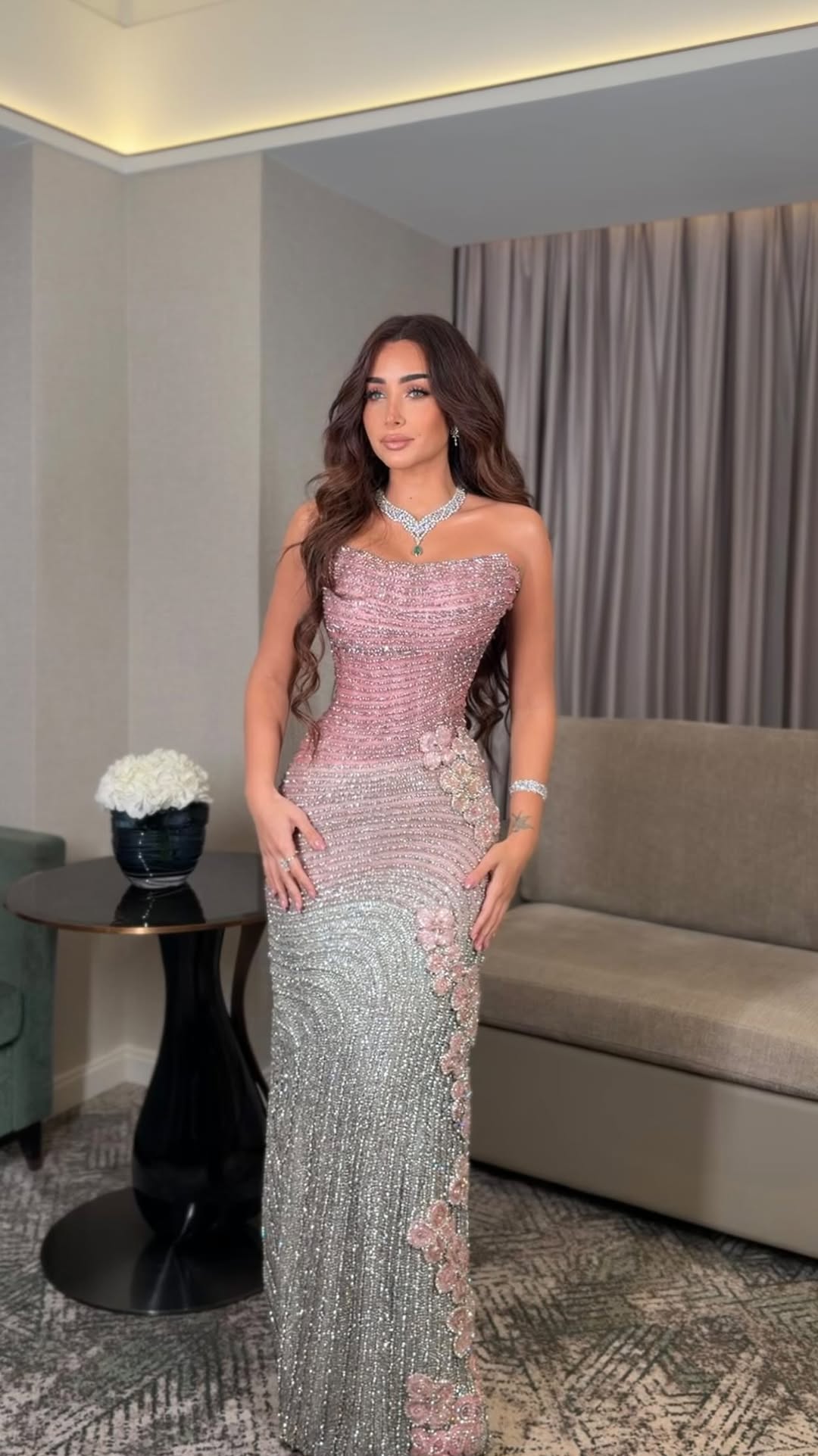 هنا الزاهد بفستان سهرة سترابلس  بتصميم مرصع بتدرجات اللون الزهري والفضي