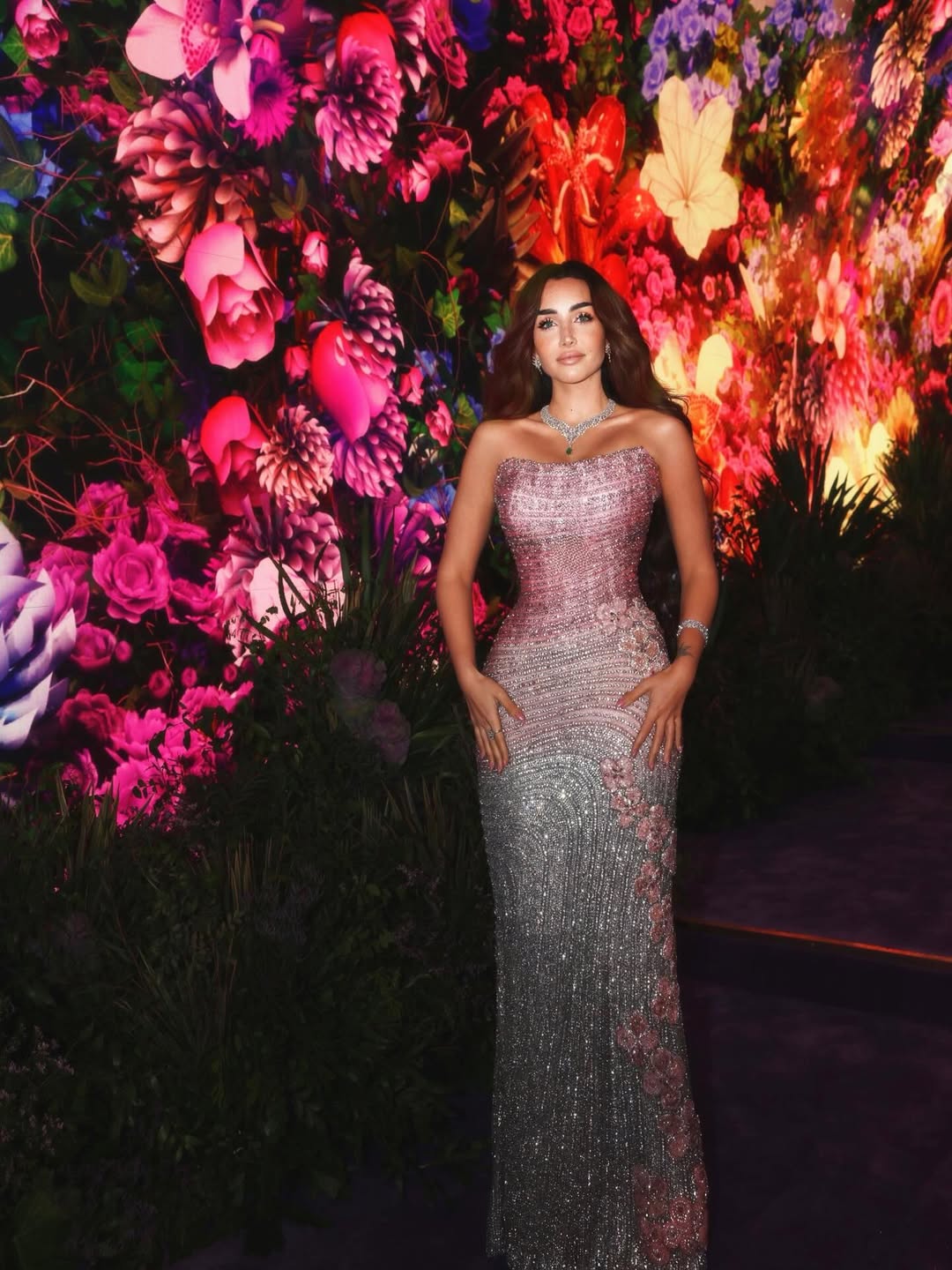 هنا الزاهد بفستان ناعم