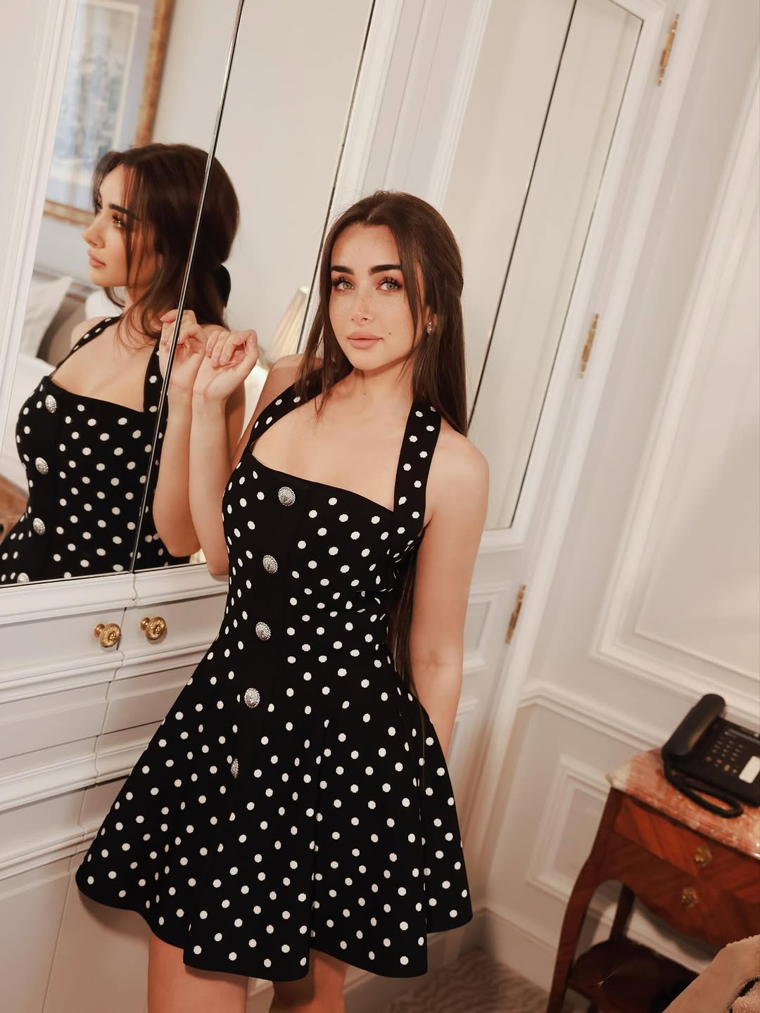 هنا الزاهد تتألق بأناقة كلاسيكية بصيحة البولكا دوت