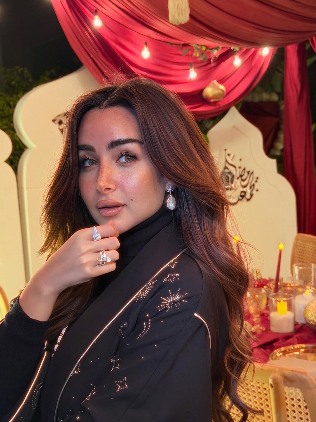 إطلالة هنا الزاهد الجمالية مع العباءة السوداء المطرزة