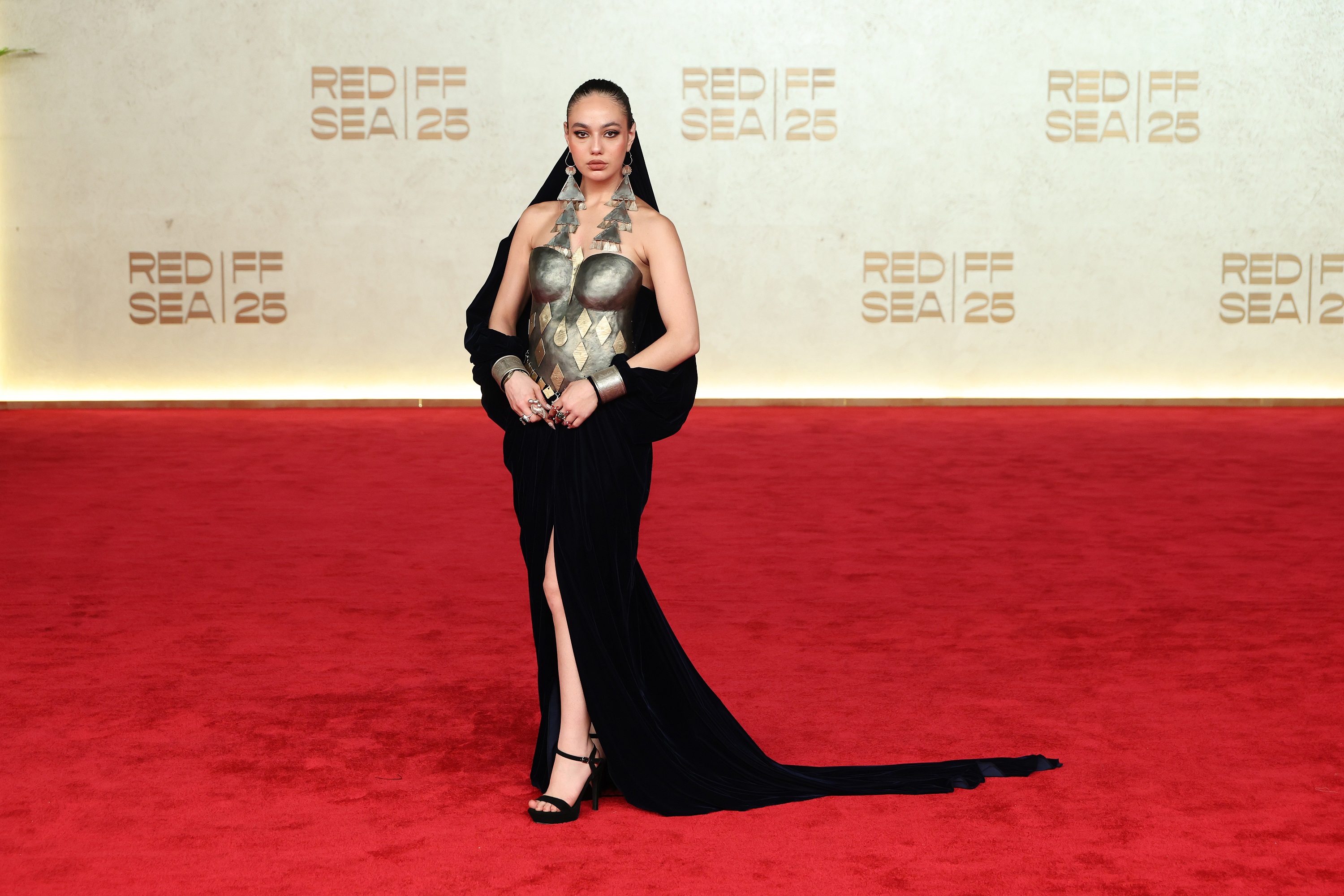 هنا منصور ترتدي فستانا طويلا بقصة الكورسيه المعدني بتصميم مكشوف الأكتاف