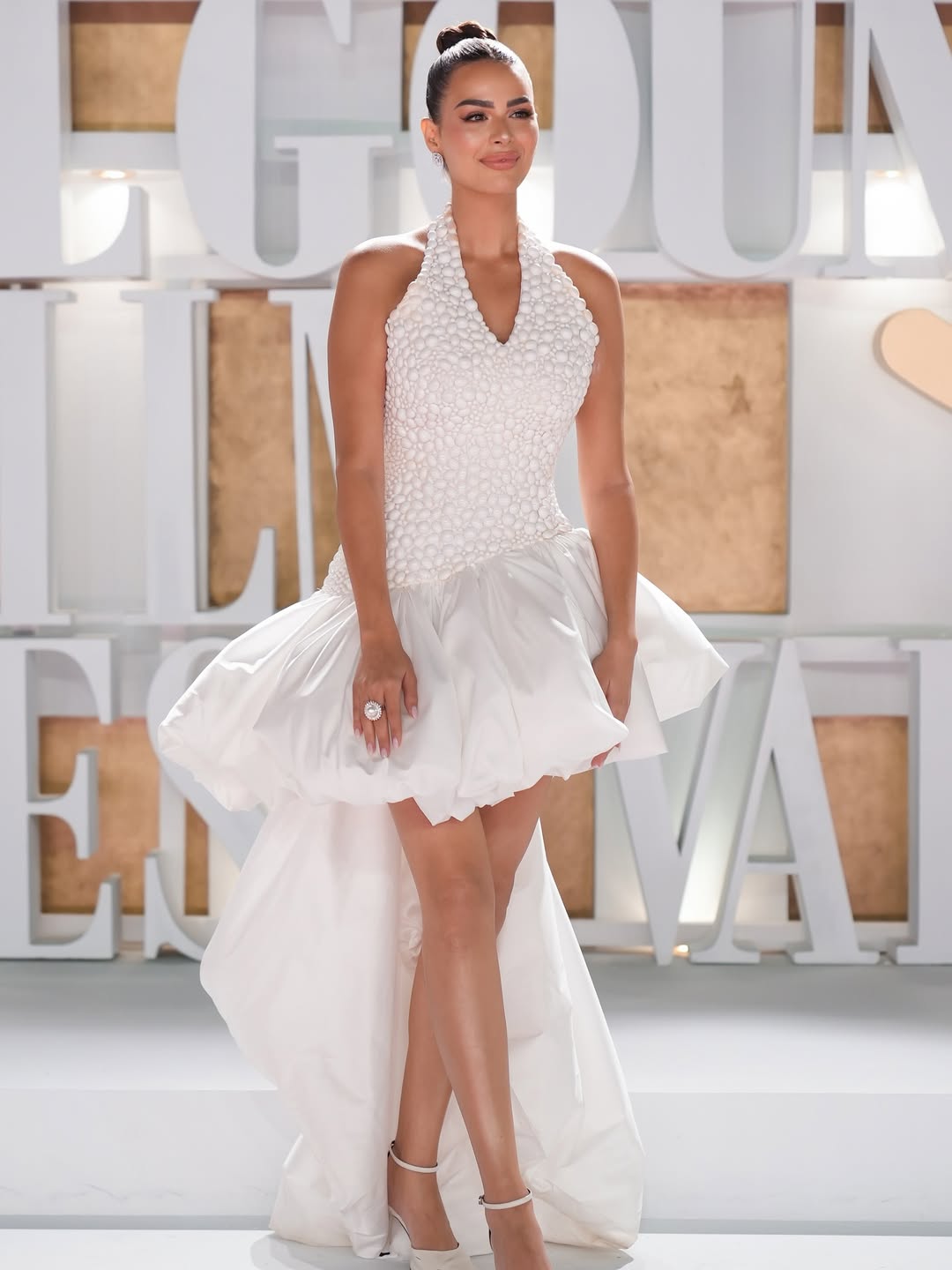 هنادي بفستان سهرة قصير باللون الأبيض