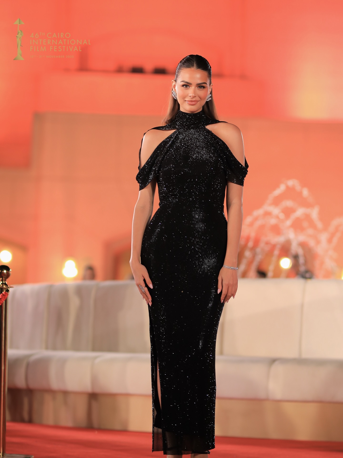 هنادي الظهور بفستان سهرة لامع باللون الأسود