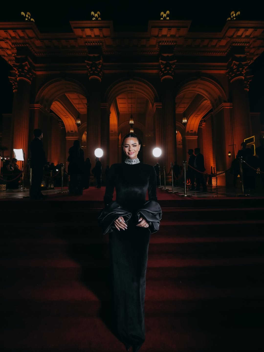 هنادي مهنا اختارت فستانا طويلا من المخمل الأسود