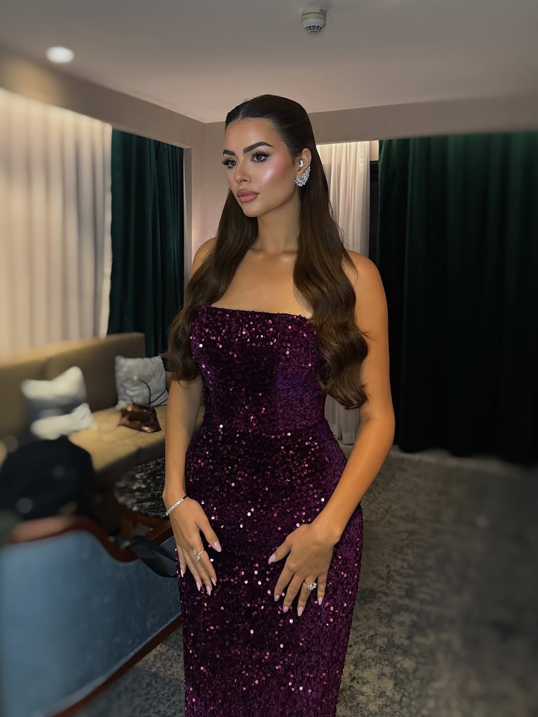 هنادي مهنا بفستان سهرة لامع من المخمل الفاخر باللون البنفسجي الداكن