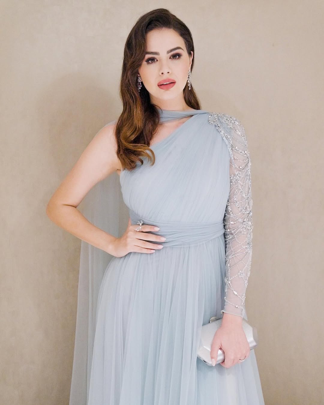 هنادي مهنا بفستان طويل باللون الأزرق الفاتح