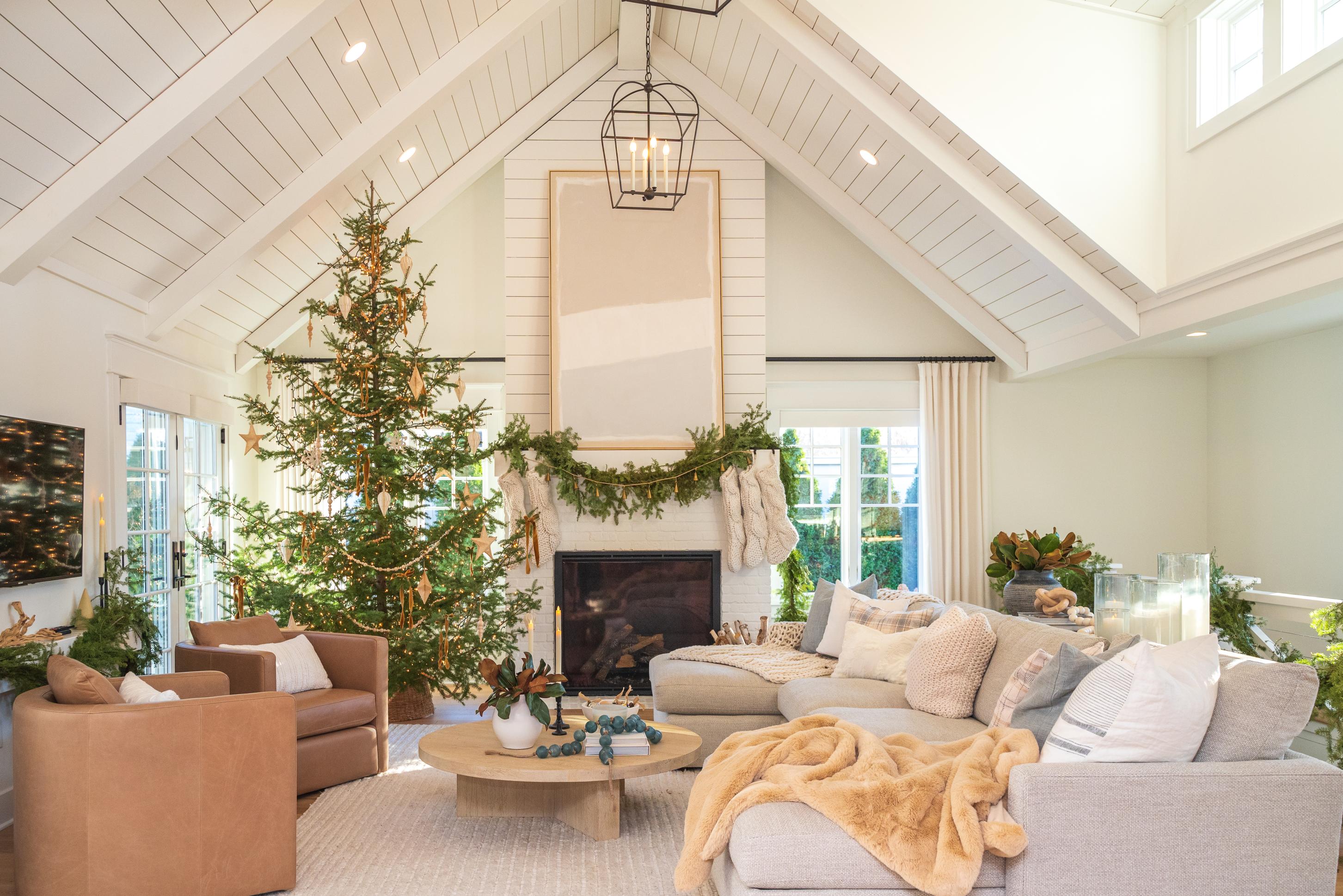 هناك العديد من الطرق للحفاظ على نضارة شجرة الكريسماس طوال فترة أعياد الميلاد