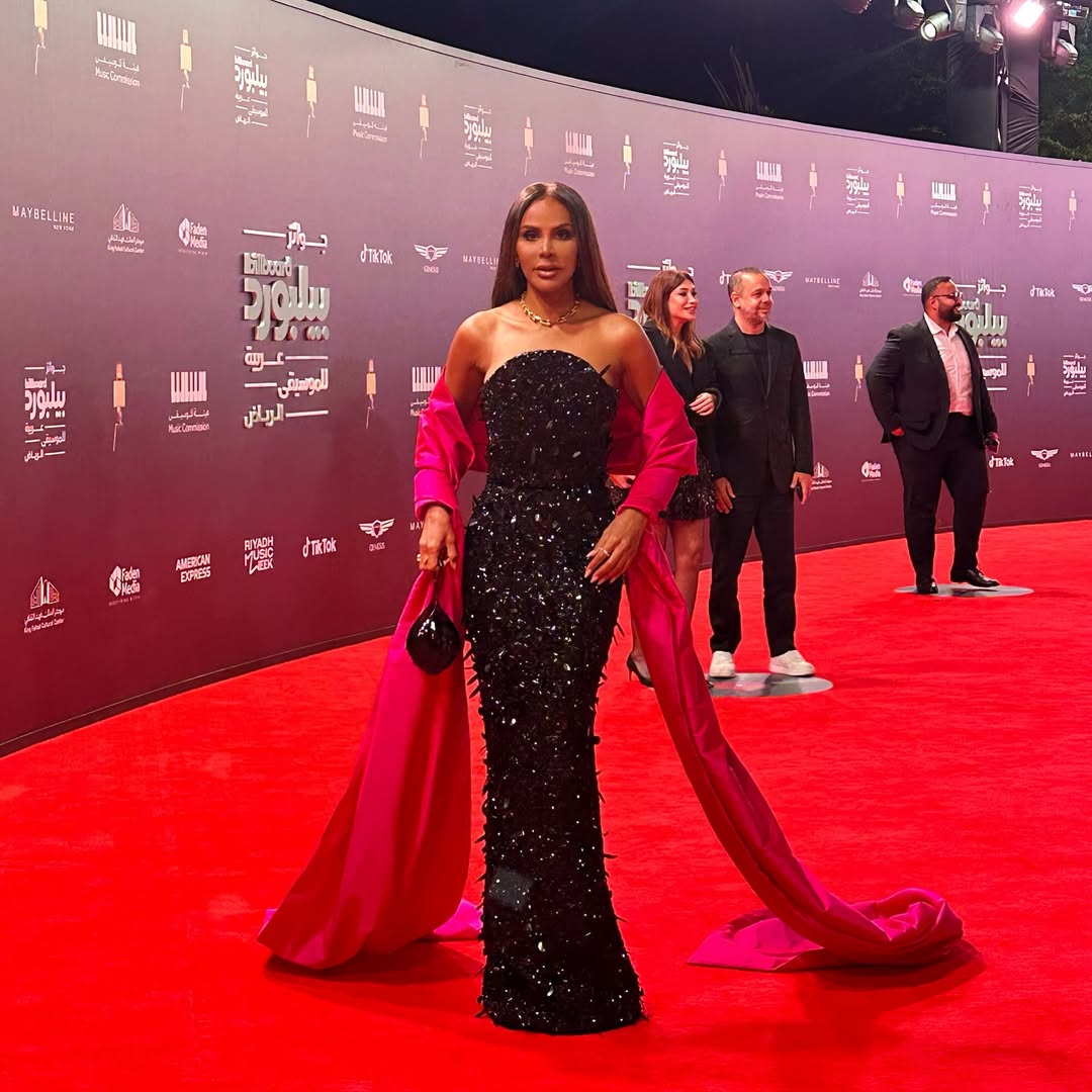 هند البحرينية بحقيبة Alhambra السوداء