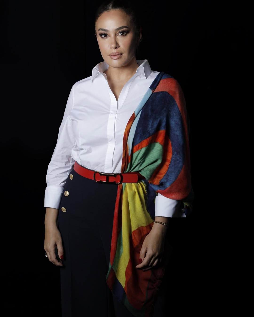 هند صبري بالبنطال الواسع باللون الأزرق الداكن المزين بجيوب جانبية