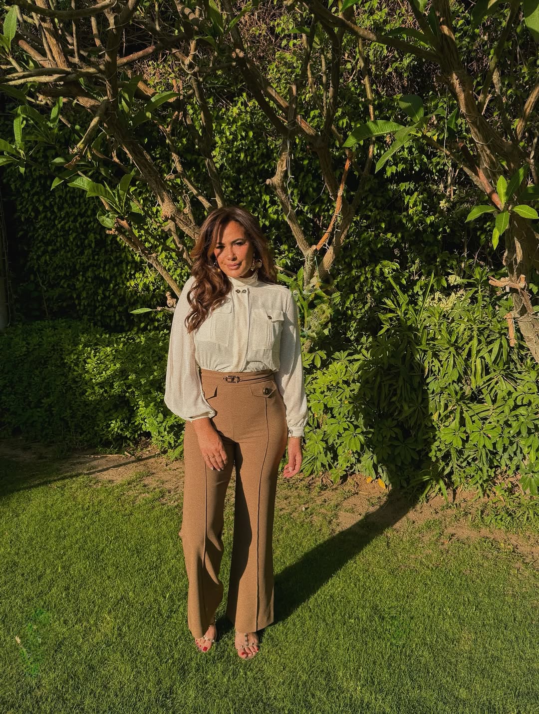 هند صبري بالبنطال الواسع باللون البني والبلوزة المريحة باللون البيج