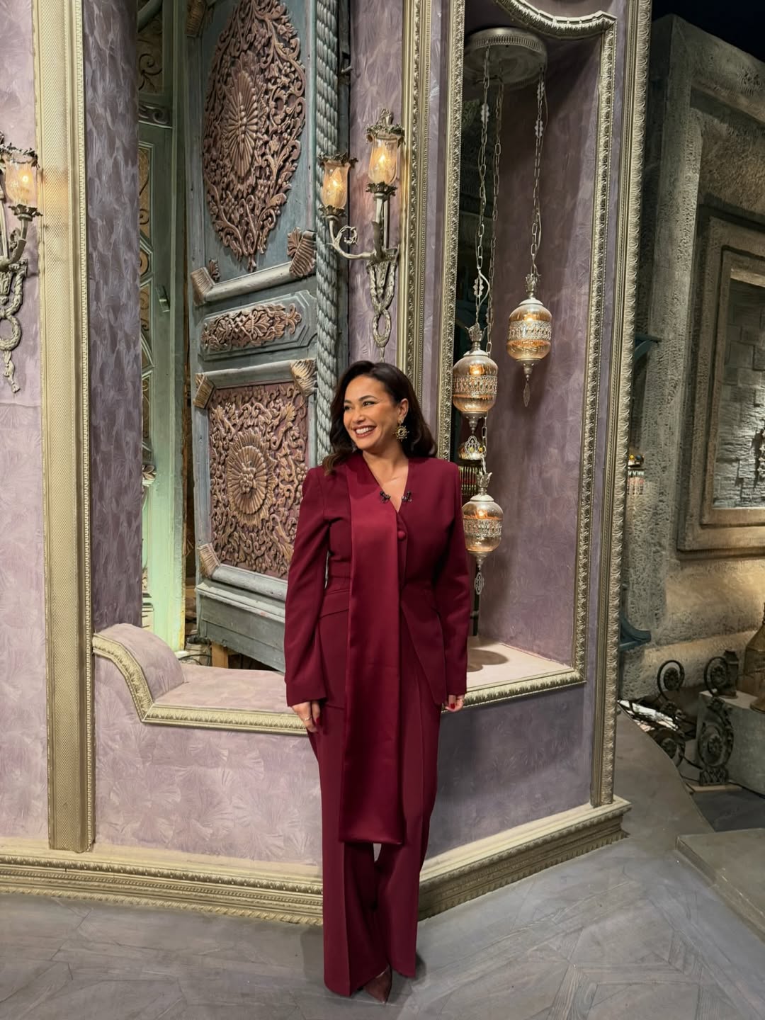 هند صبري ببدلة باللون البرغندي