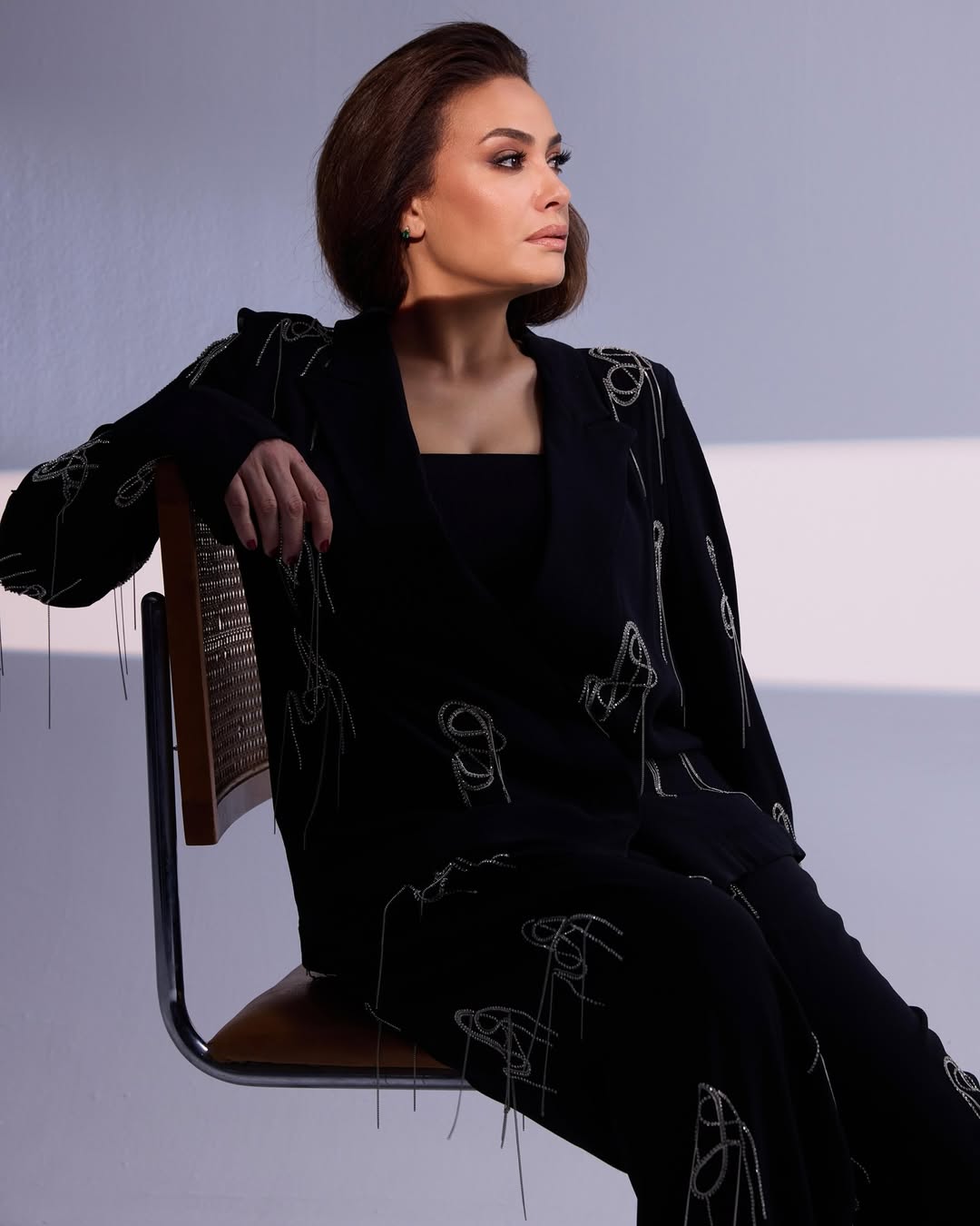 هند صبري ببنطال واسع وجاكيت مريح بياقة مثنية