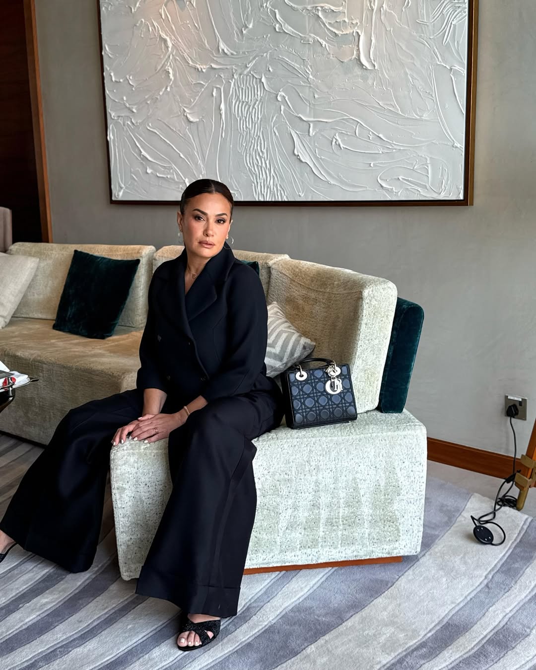 هند صبري بدلة كلاسيكية باللون الأسود،