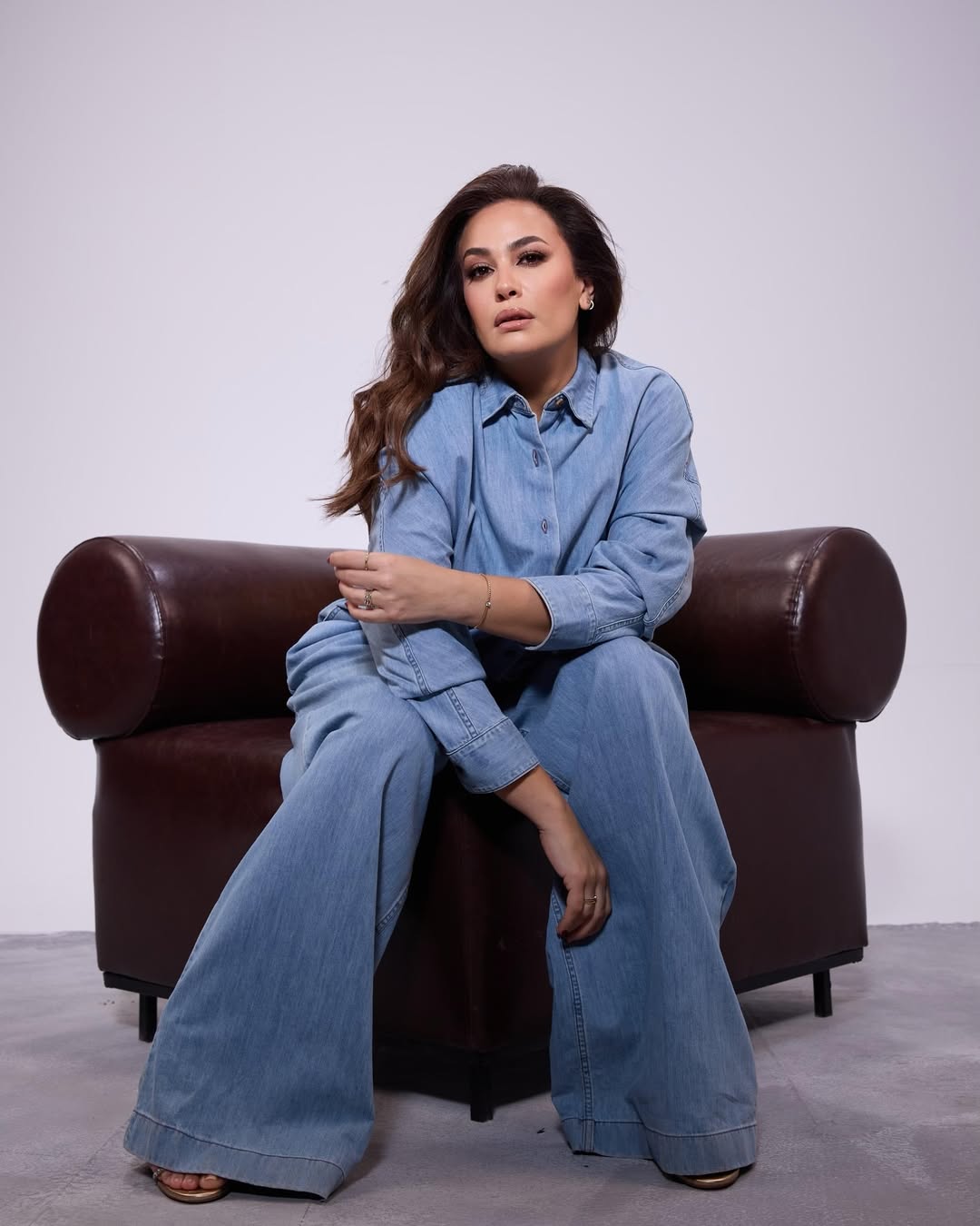 هند صبري بطقم كامل من الدنيم الفاتح باللون الأزرق