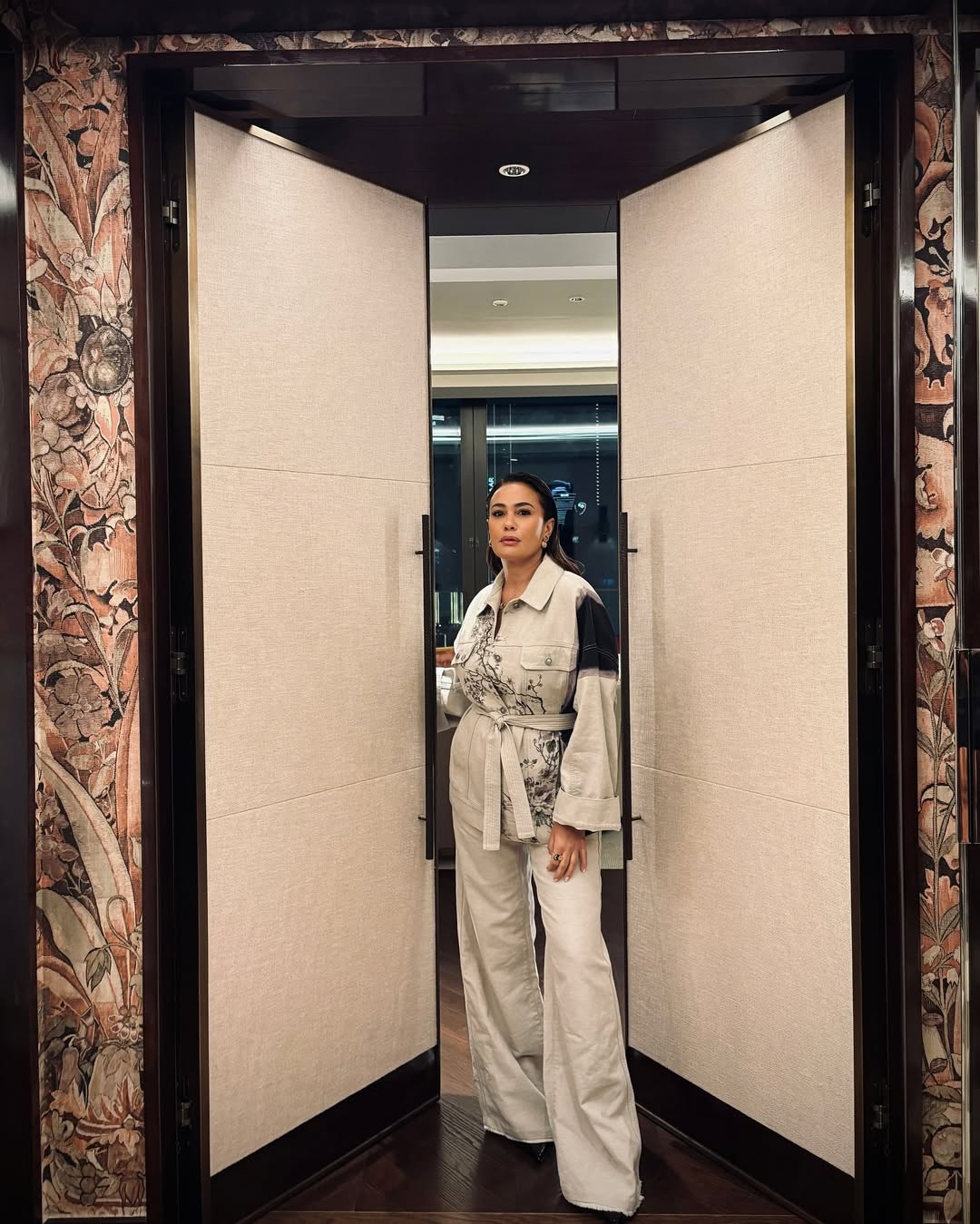 هند صبري بطقم مصمم من الدنيم الشاحب