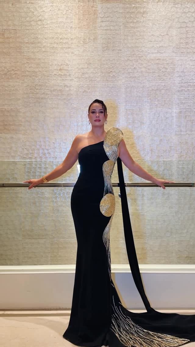 هند صبري بفستان فاخر باللون الأسود، بقصة الكتف الواحد