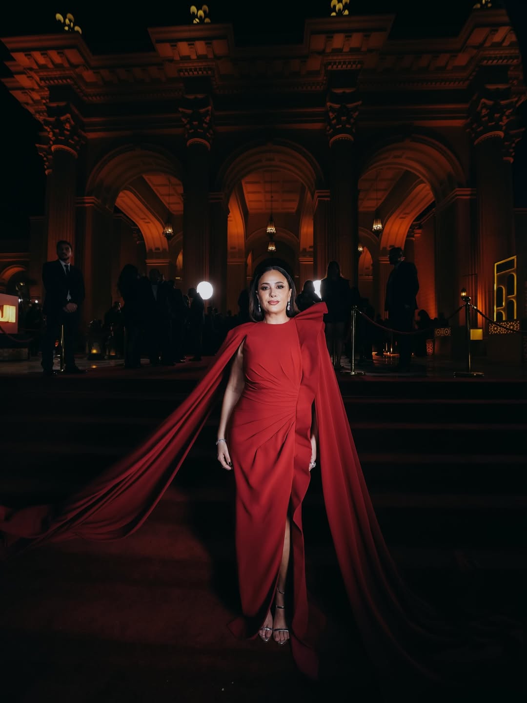 هند صبري ترتدي فستانا دراماتيكيا وقورا باللون البرغندي