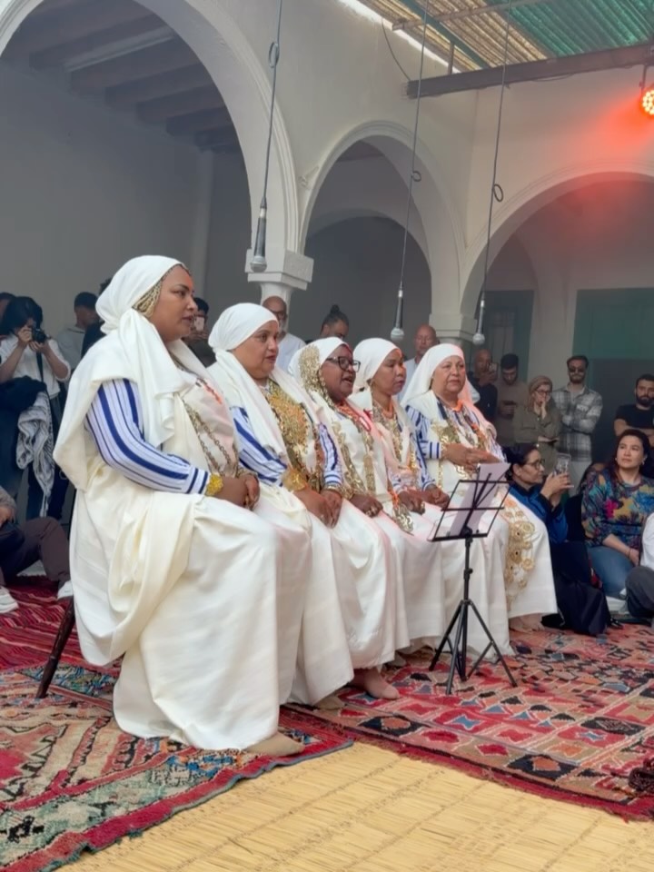 هند صبري تشاهد عرض لفرقة موسيقية تونسية