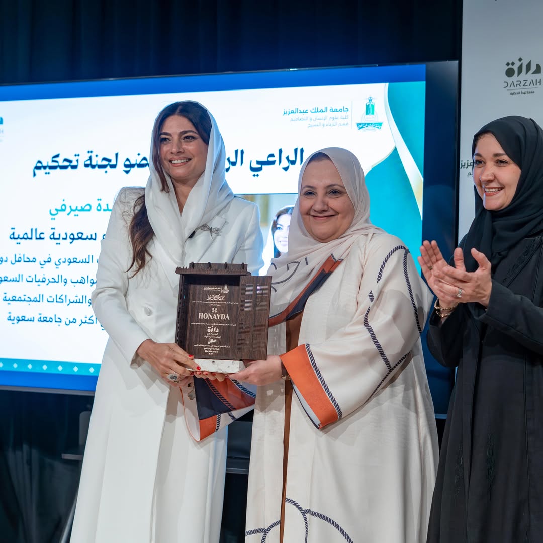 هنيدة صيرفي مع عميدة الكلية البروفيسورة نهلة قهوجي