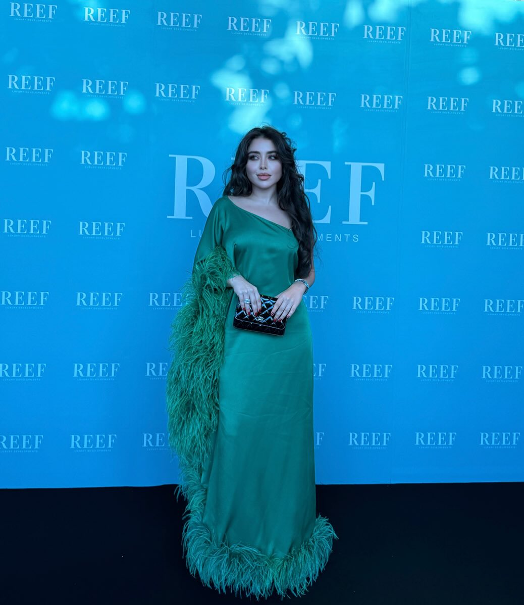 هيا بفستان سهرة طويل باللون الأخضر الزمردي