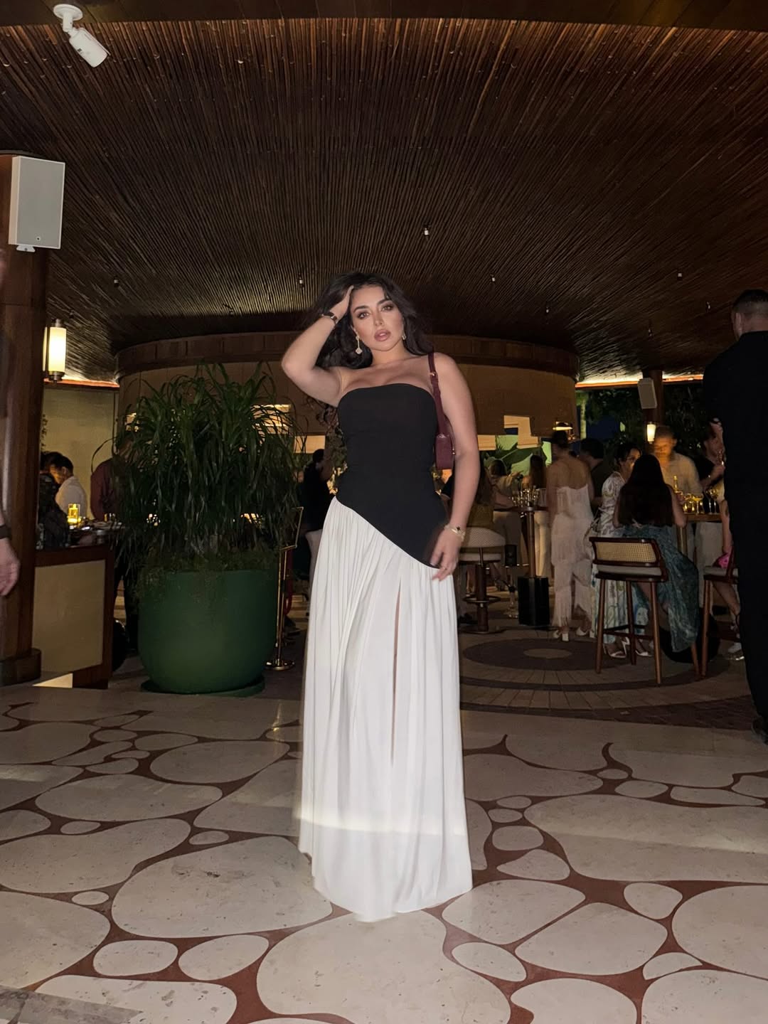 هيا مرعشلي بالفستان باللونين الأبيض والأسود