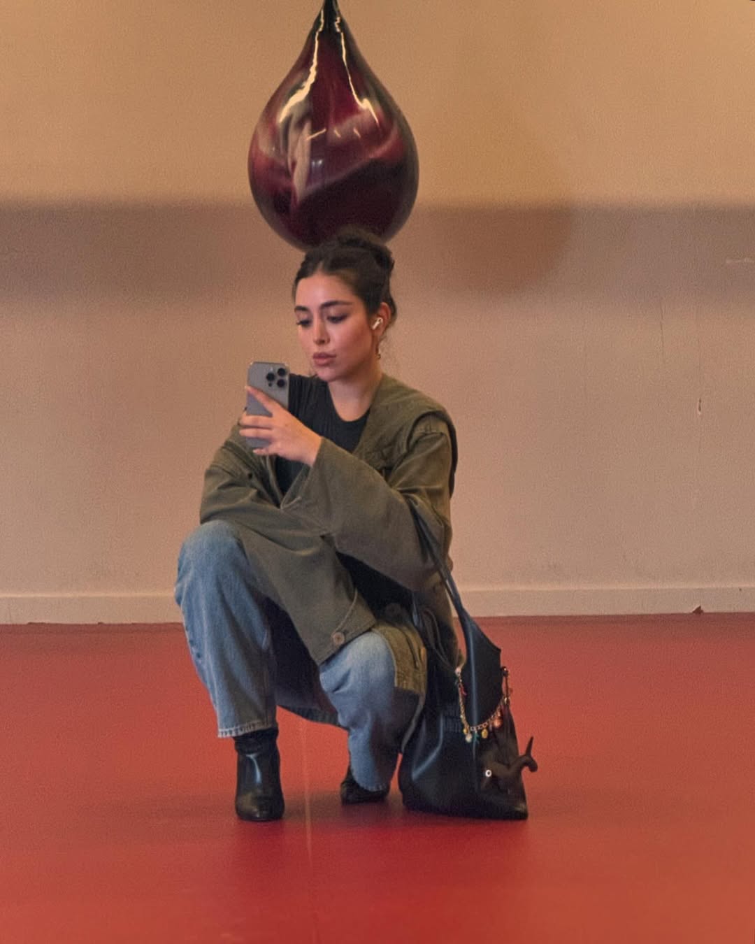 هيا مرعشلي بجاكيت أوفر سايز من الدنيم باللون الأخضر العسكري