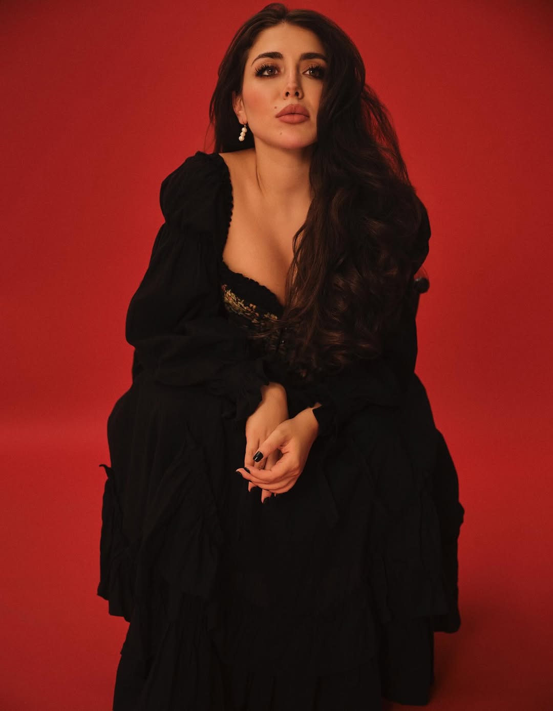 هيا مرعشلي بستايل كورسيه مطرز ناحية الصدر باللون الذهبي