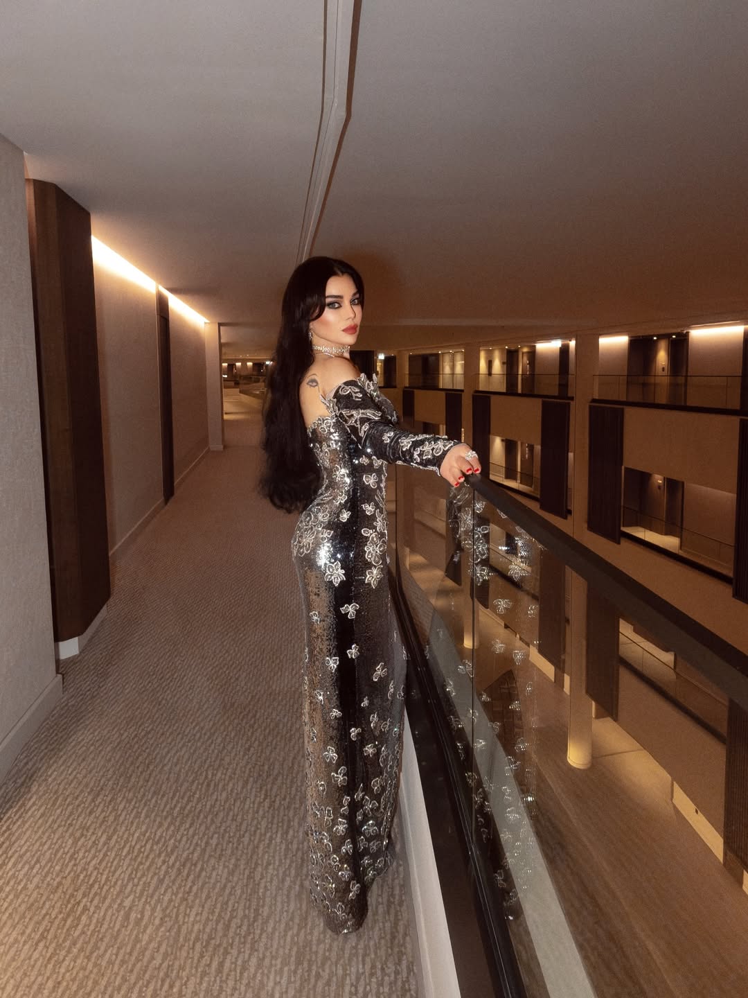 هيفاء وهبي بإطلالة لامعة باللون الفضي من توقيع المصمم جورج حبيقة