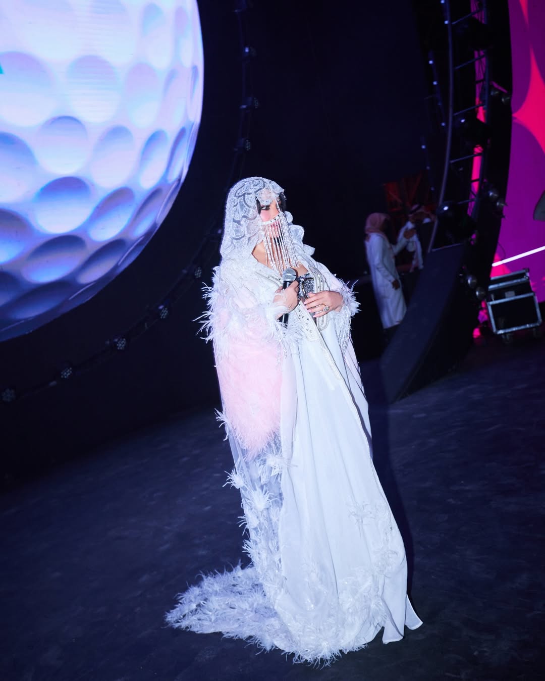 هيفاء وهبي بإطلالة مستوحاة من البشت أو المشلح السعودي