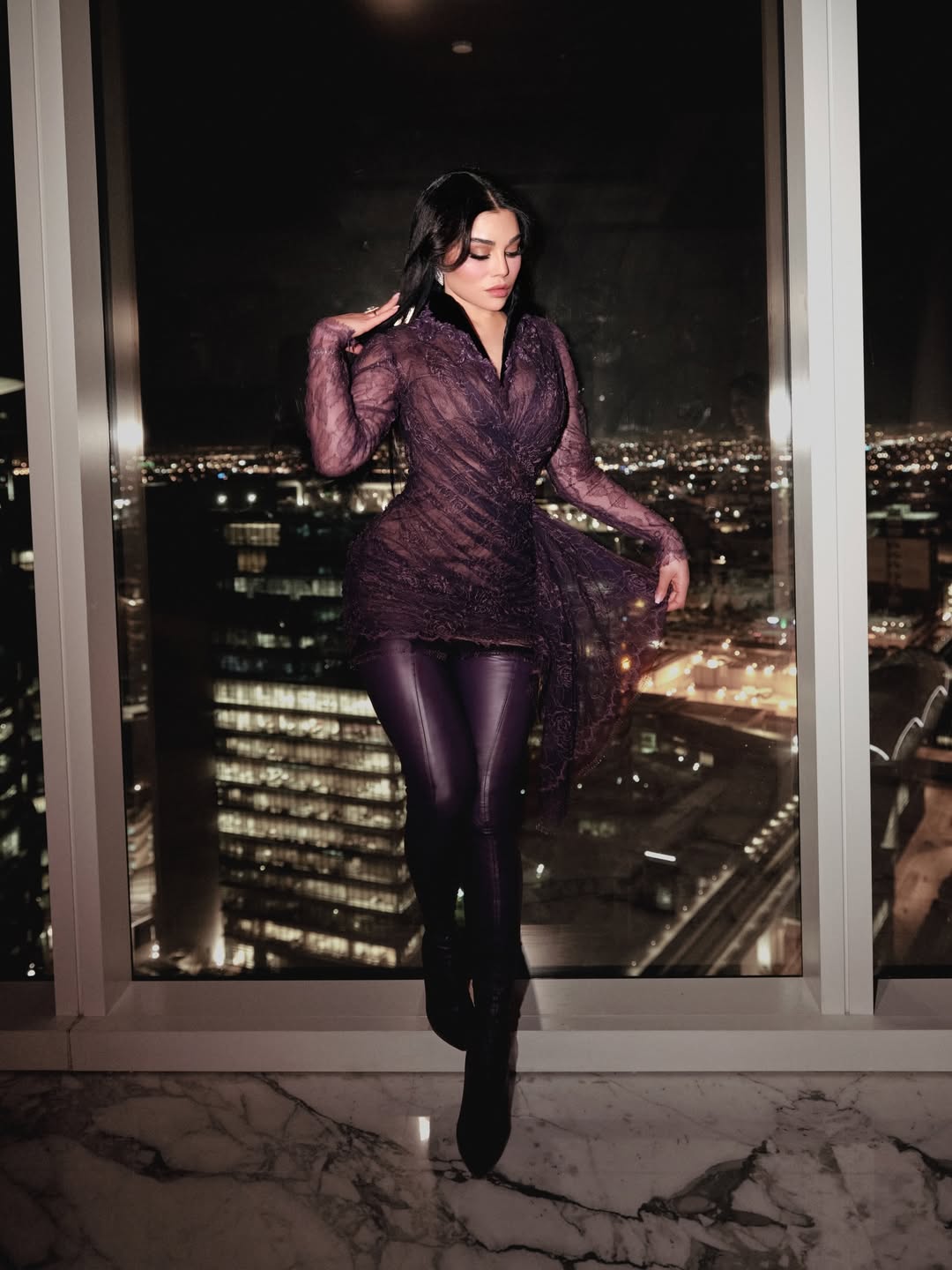 هيفاء وهبي بالبنطال المغلق على شكل بوت بالكعب العالي وتوب ضيق متوسط الطول