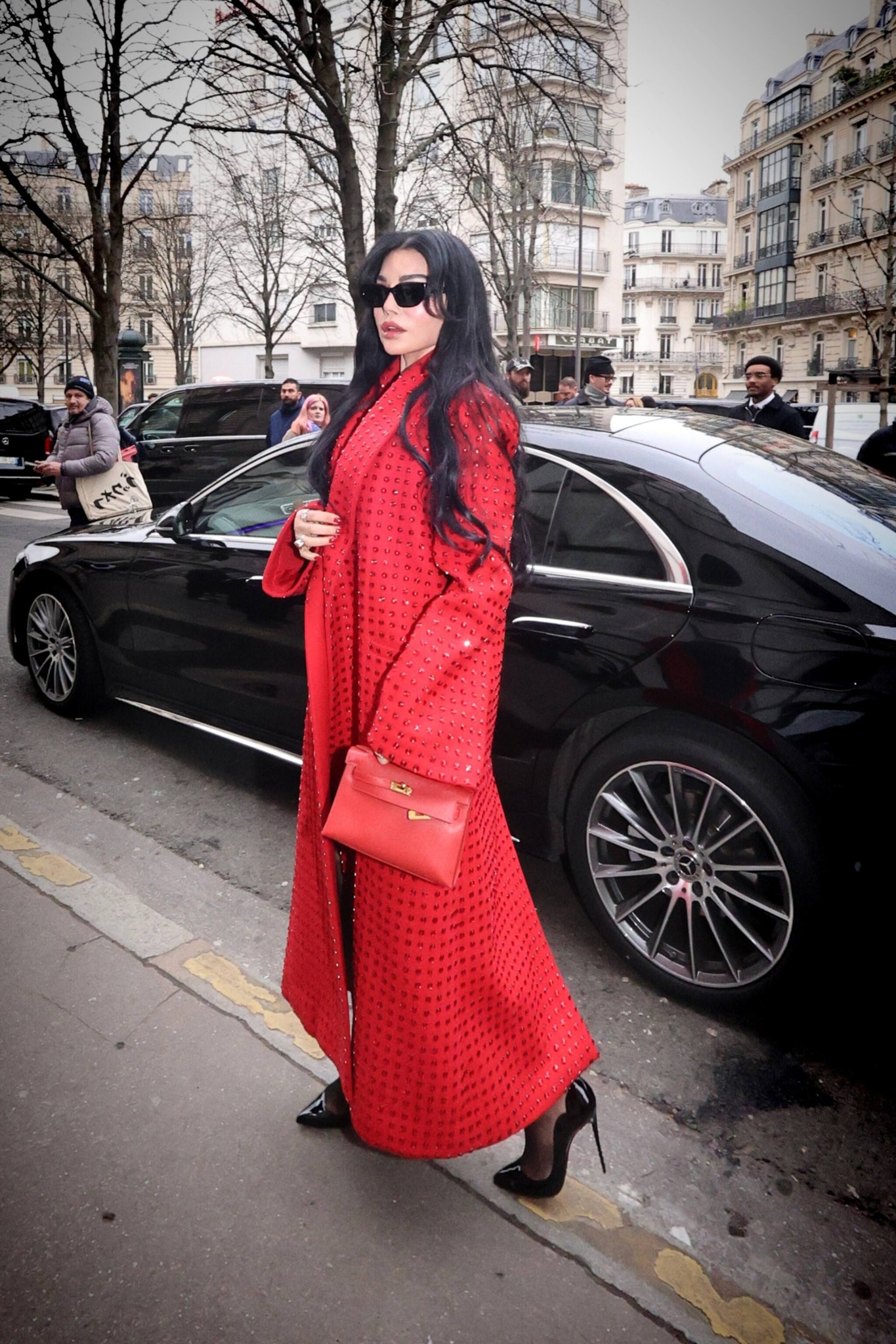 هيفاء وهبي بجمال ساحر مع عيون القطة والشعر الطويل