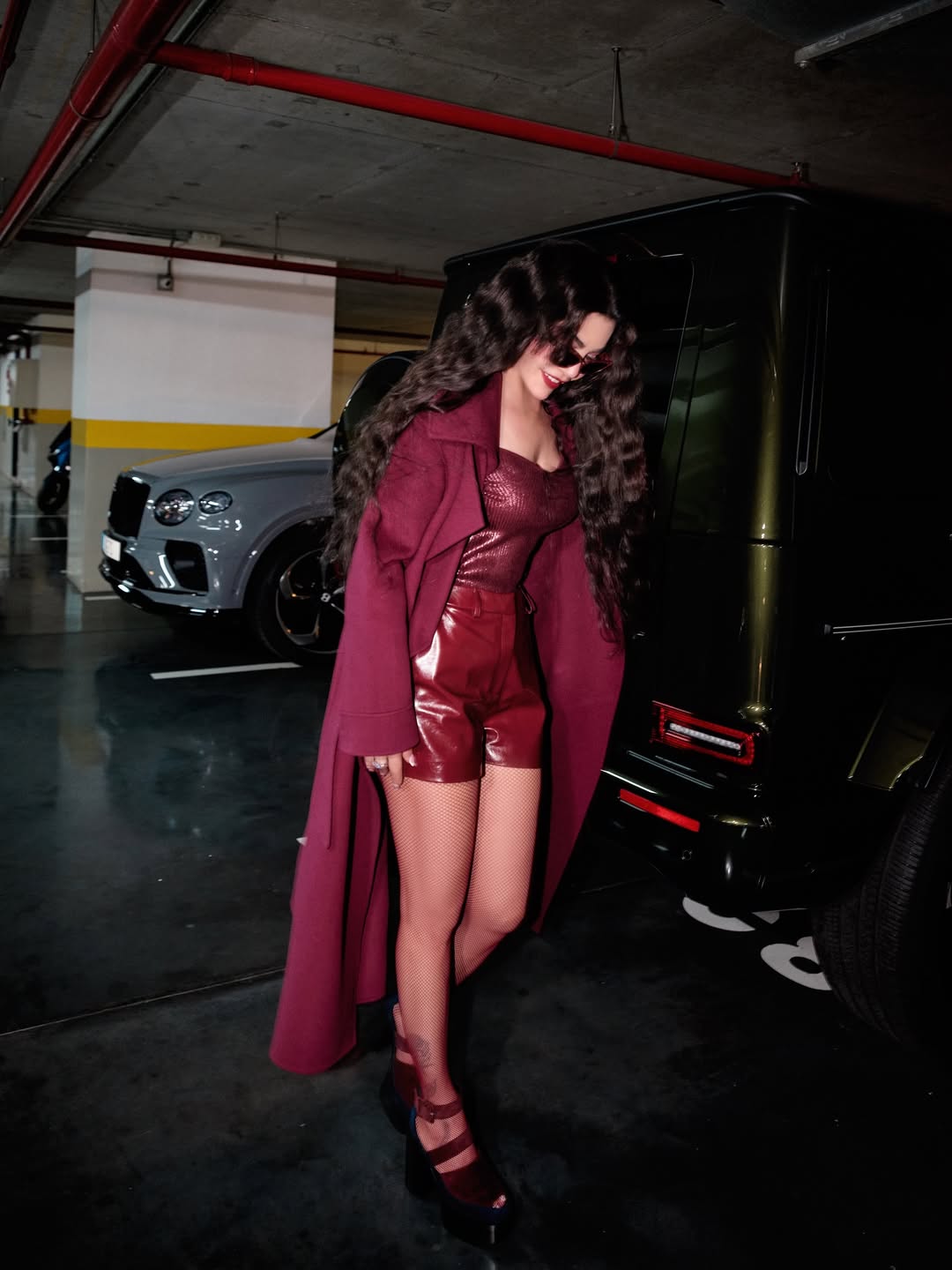 هيفاء وهبي بستايل مونوكروم باللون البرغندي