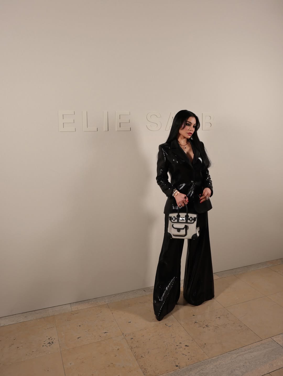 هيفاء وهبي بصيحة البدلة النسائية السوداء