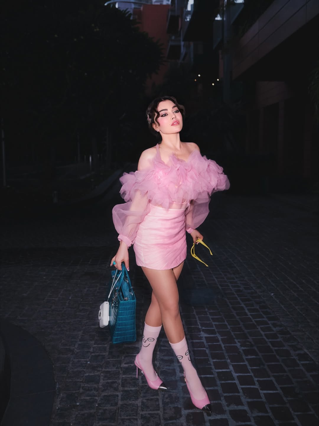 هيفاء وهبي بطقم باللون الوردي من توقيع Raisa Vanessa