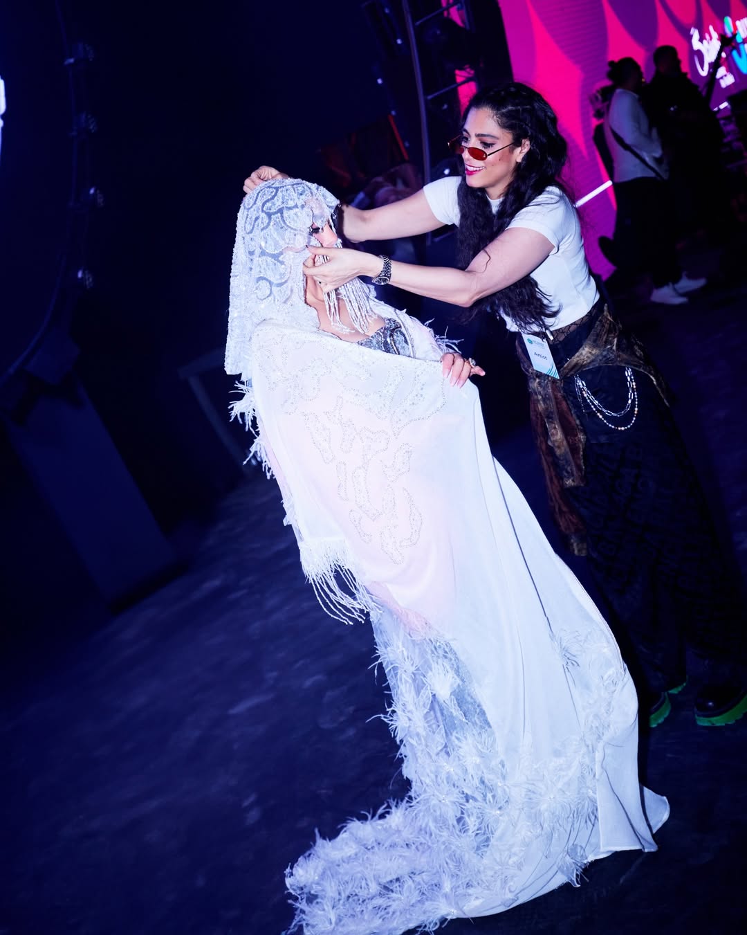 هيفاء وهبي بعباية باللون الأبيض الموحد بالتصميم التقليدي الفضفاض