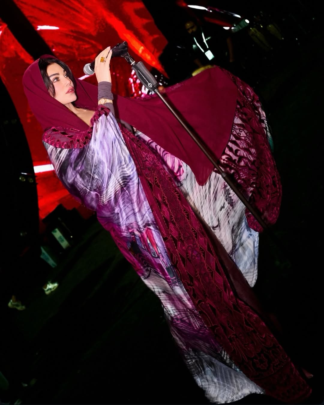 هيفاء وهبي بعباية قماشها الحريري بتدرجات اللون البنفسجي المتداخل مع الأبيض والأسود