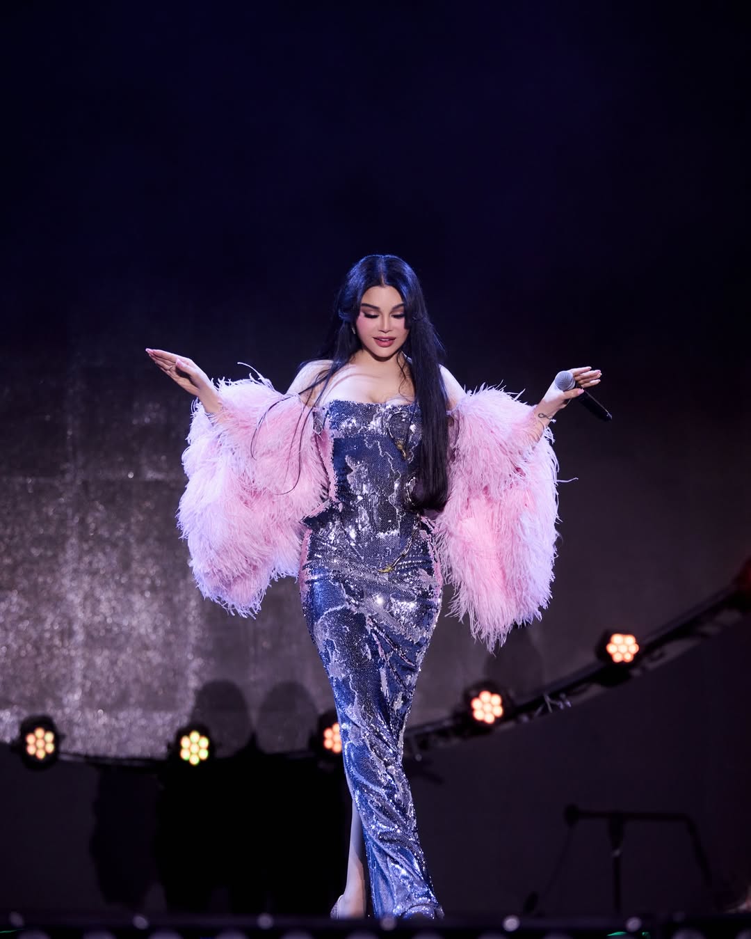 هيفاء وهبي بفستان سترابلس بقصة ضيقة مغمورة بحبات الترتر الفضي