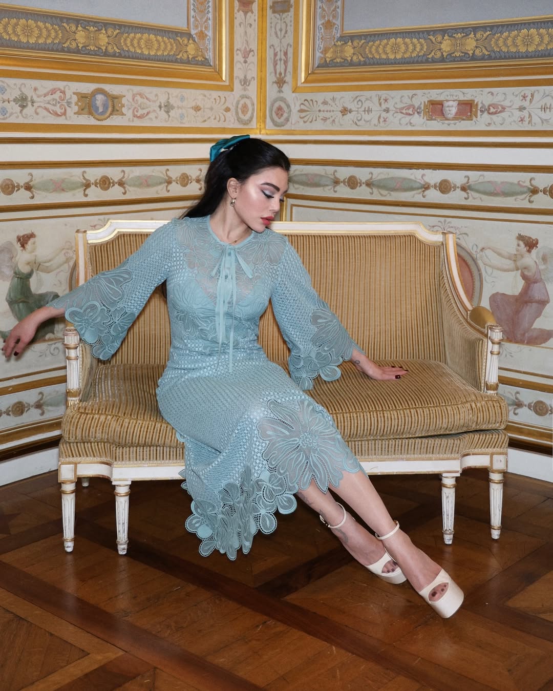 هيفاء وهبي بفستان ميدي مصمم بقماش مطرز بلون أخضر شاحب