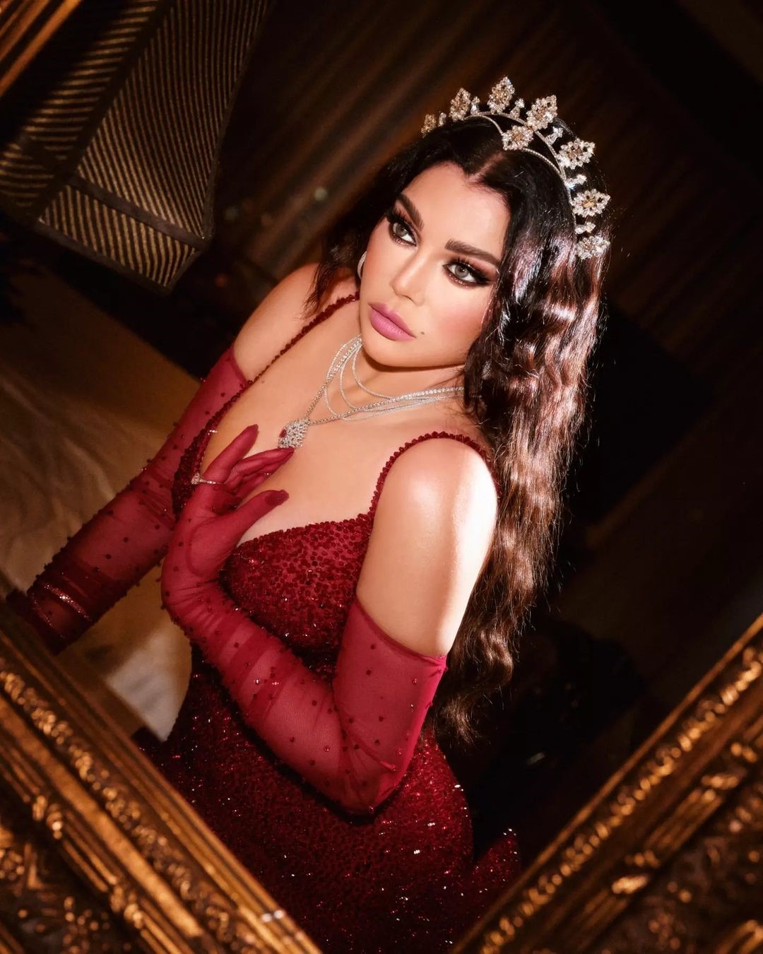 هيفاء وهبي بمجوهرات ملكية فارهة من الألماس المرصّع بالياقوت الأحمر