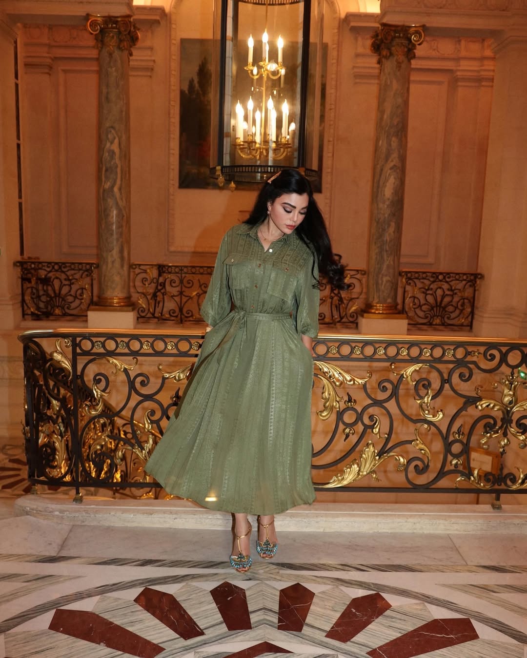 هيفاء وهبي ترتدي فستانا باللون الأخضر الداكن بتصميم كلاسيكي