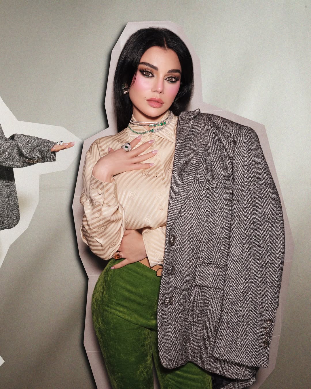 هيفاء وهبي ترتدي قميصا مقلما من الحرير وبليزر أوفر سايز باللون الرمادي