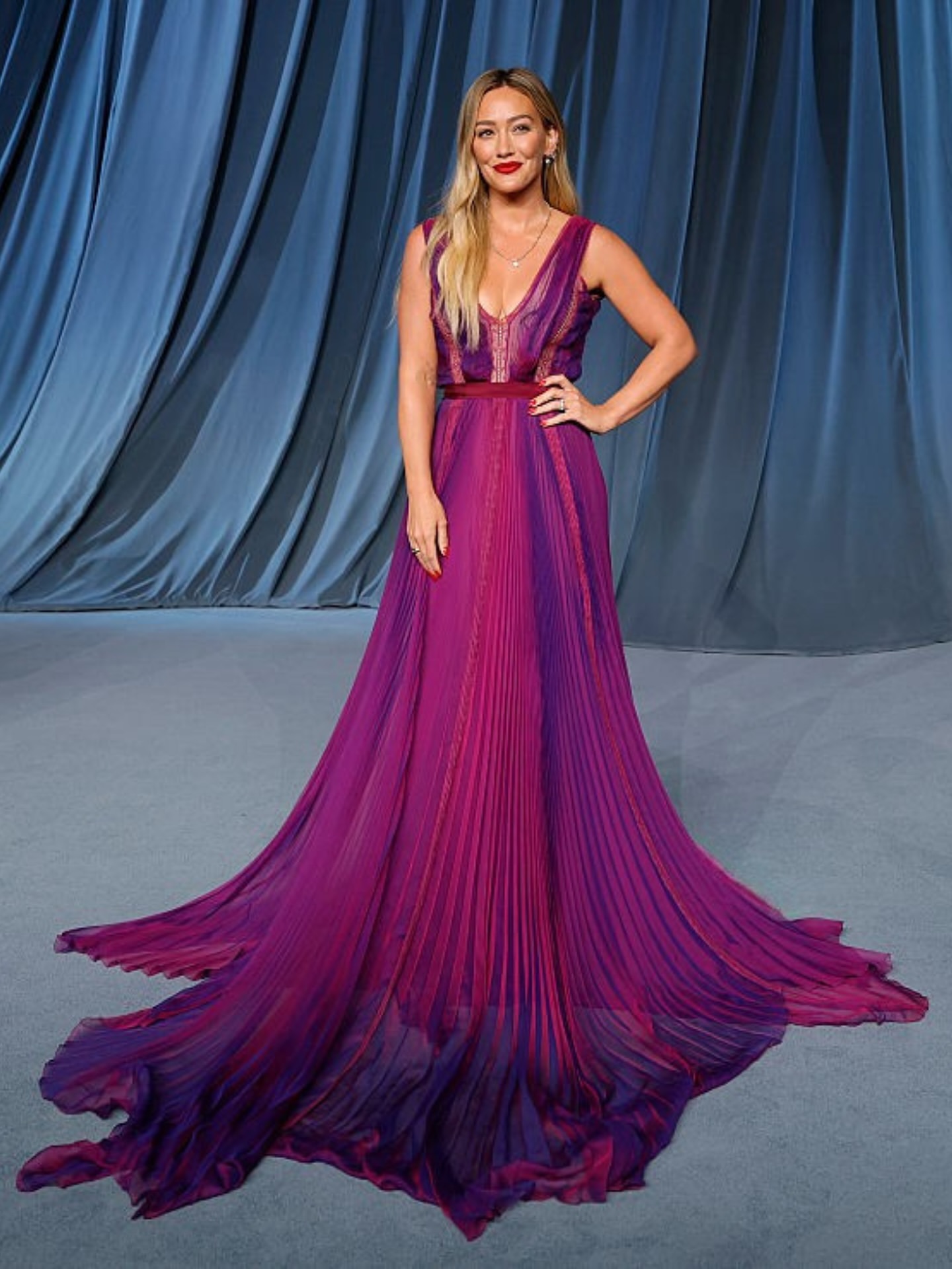 هيلاري داف بثوب من أرشيف Alberta Ferretti باللونين البنفسجي الغامق والفوشيا