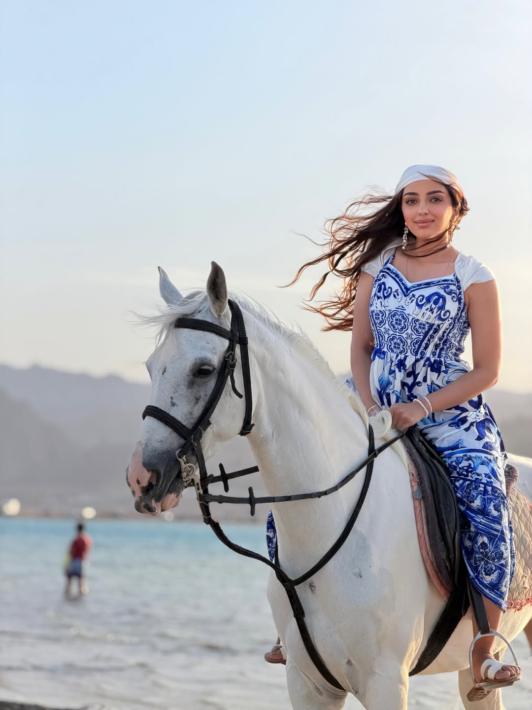 هيلدا ياسين خاضت تجربة ركوب الخيل على شاطئ دهب