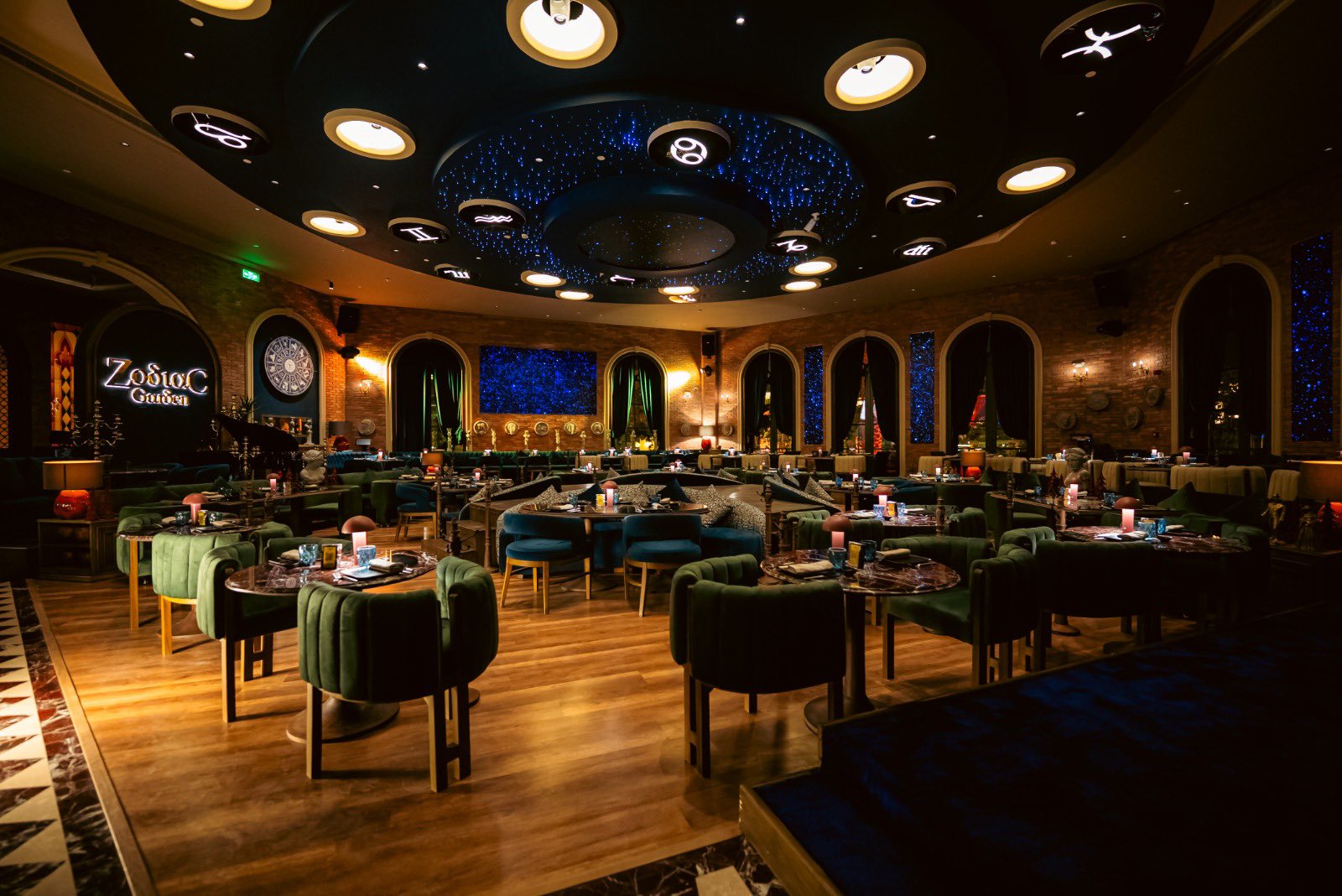 تجربة استثنائية فاخرة في مطعم زودياك