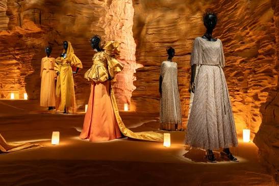 واحة العُلا ضمن مصادر الإلهام التي احتفى بها معرض _Christian Dior Designer of Dreams_