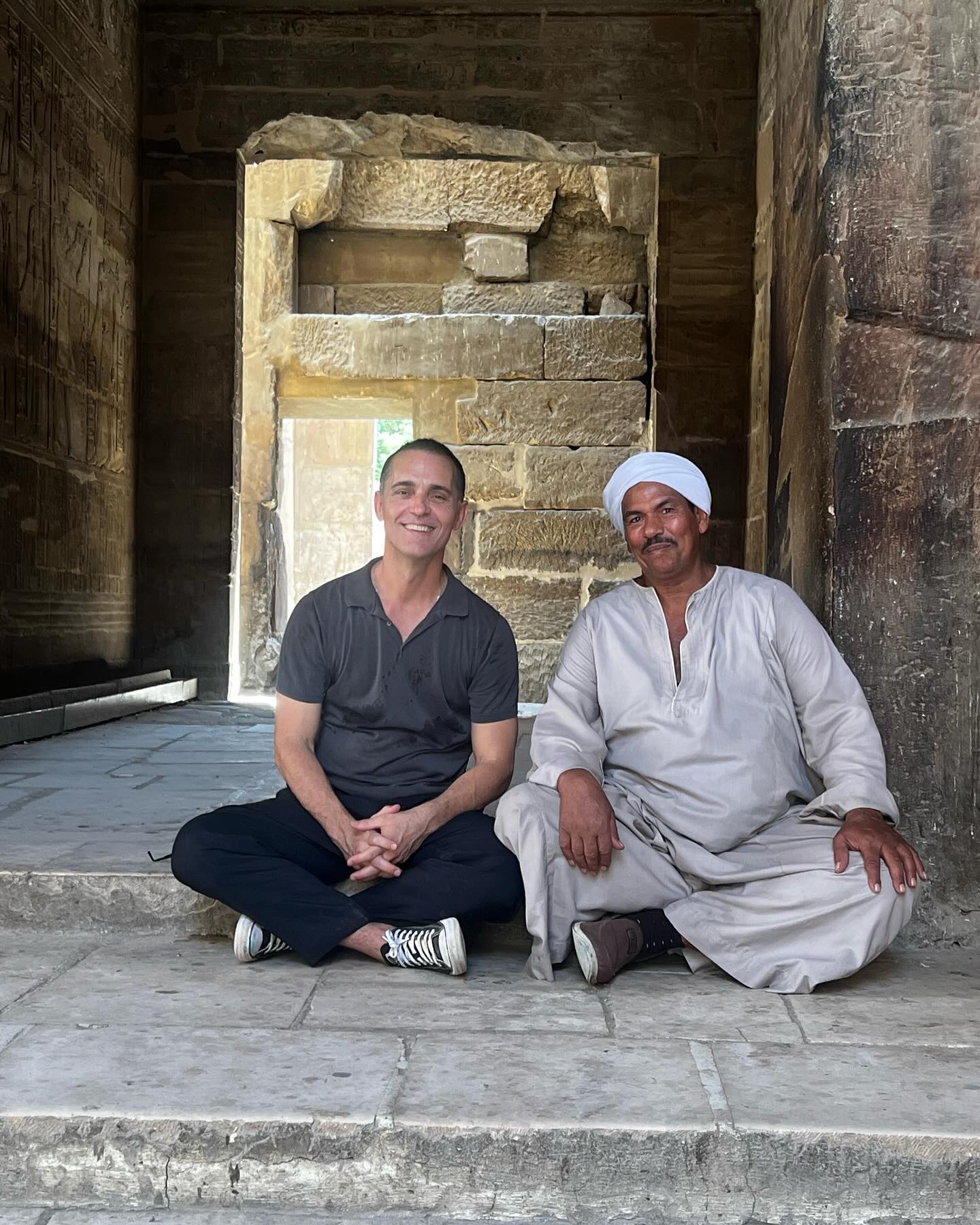 بيدرو ألونسو يجلس بجوار أحد الأشخاص العاملين في المكان