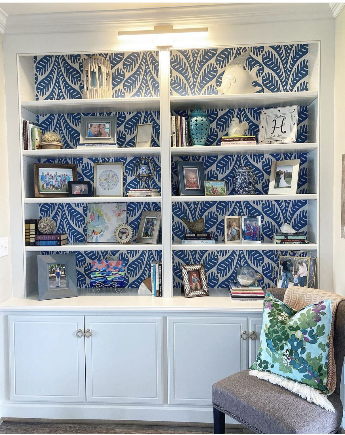 وحدة أرفف مزينة بورق الجدران