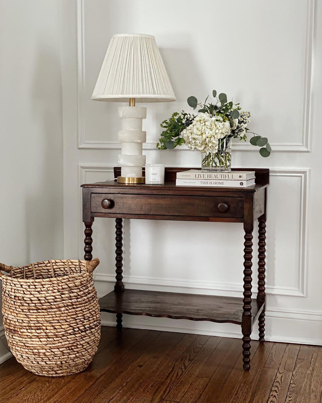 وحدة جانبية من الجوز الداكن