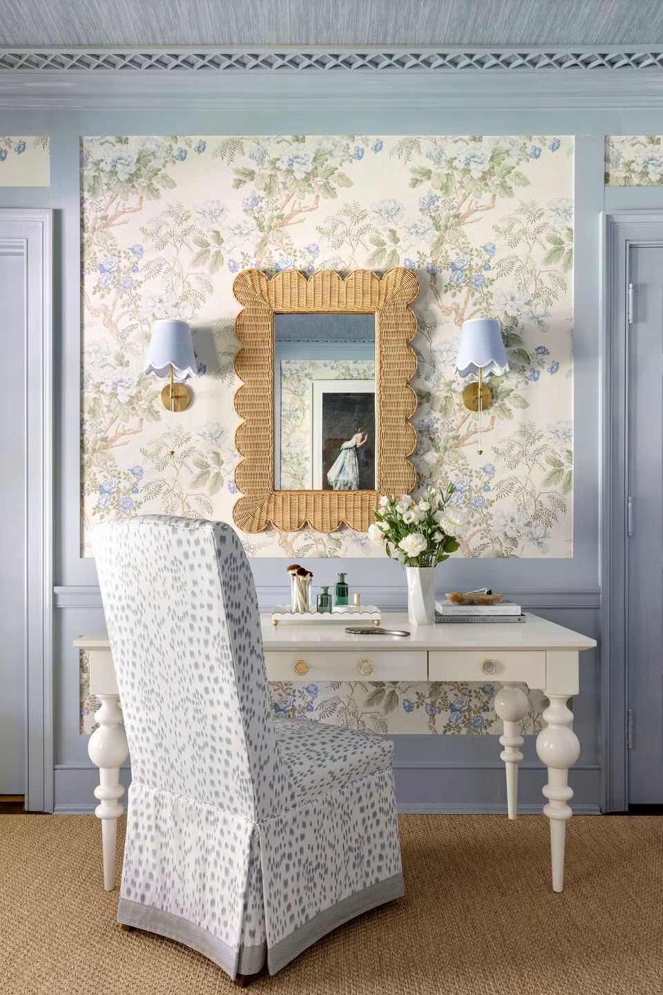 ورق الجدران بخامة الشينتز يجعل من الحوائط مساحة حية تنبض باللون والشخصية